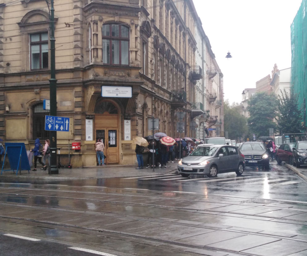 Kolejki przed Punktem Sprzedaży Biletów MPK w Krakowie