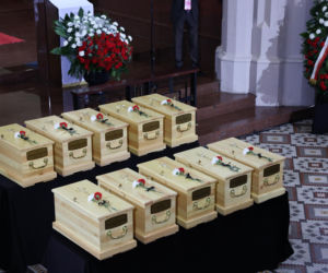 Szok po tragedii w Łodzi. Dziesięć malutkich trumienek na pogrzebie. Tego widoku nie da się wyrzucić z głowy