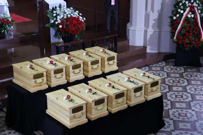 Szok po tragedii w Łodzi. Dziesięć malutkich trumienek na pogrzebie. Tego widoku nie da się wyrzucić z głowy