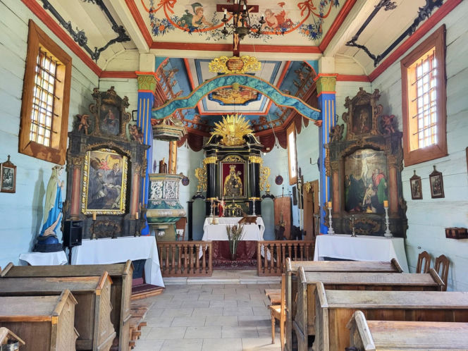 Tokarnia. Sercem i najbardziej widowiskowym punktem muzeum jest modrzewiowy kościół z Rogowa