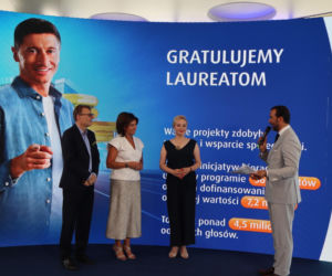 Ponad 7 mln zł dla lokalnych projektów. Na Służewcu wręczono czeki laureatom programu „Sportowo Kulturalnie Lokalnie”.