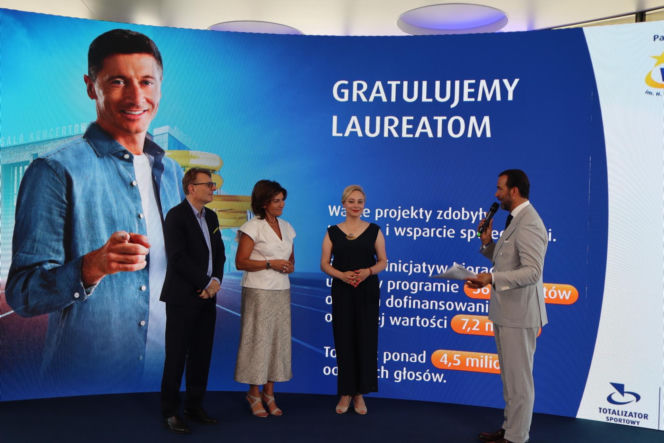 Ponad 7 mln zł dla lokalnych projektów. Na Służewcu wręczono czeki laureatom programu „Sportowo Kulturalnie Lokalnie”.