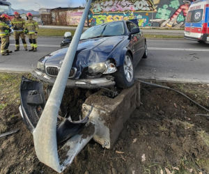 Radom: 24-latek zjechał z drogi i huknął w słup. Uliczna latarnia zgięła się w pół i runęła na bmw!