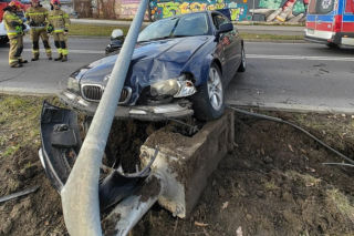 Radom: 24-latek zjechał z drogi i huknął w słup. Uliczna latarnia zgięła się w pół i runęła na bmw!