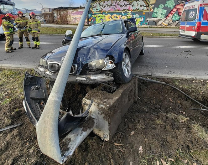 Radom: 24-latek zjechał z drogi i huknął w słup. Uliczna latarnia zgięła się w pół i runęła na bmw!