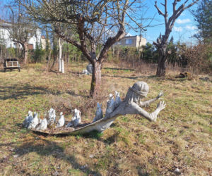 Surrealistyczne rzeźby zdobią ogród. Budzą niepokój i ciekawość
