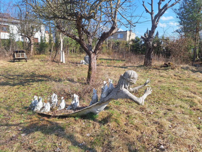 Surrealistyczne rzeźby zdobią ogród. Budzą niepokój i ciekawość