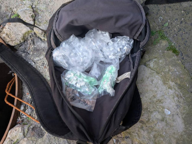 Plecak pełen narkotyków dyndał na linie w studzience kanalizacyjnej