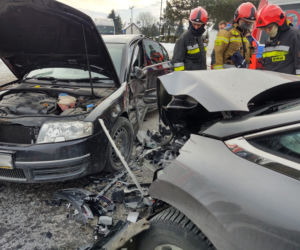 Potężna KRAKSA na ulicy Nawojowskiej w Nowym Sączu. Dwie osoby trafiły do szpitala