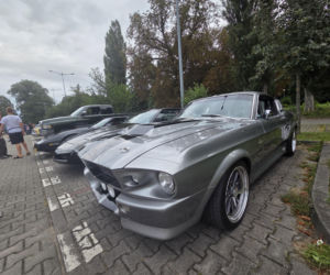Motoryzacyjne legendy pod Torbydem. „Bydgoskie Klasyki Nocą” znów przyciągnęły tłumy