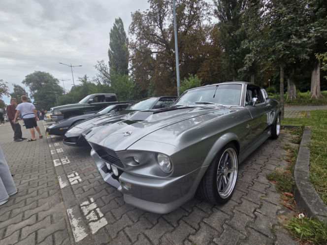 Motoryzacyjne legendy pod Torbydem. „Bydgoskie Klasyki Nocą” znów przyciągnęły tłumy