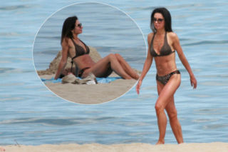 Marta Kaczyńska złapana na plaży w bikini. Jeden szczegół od razu rzuca się w oczy