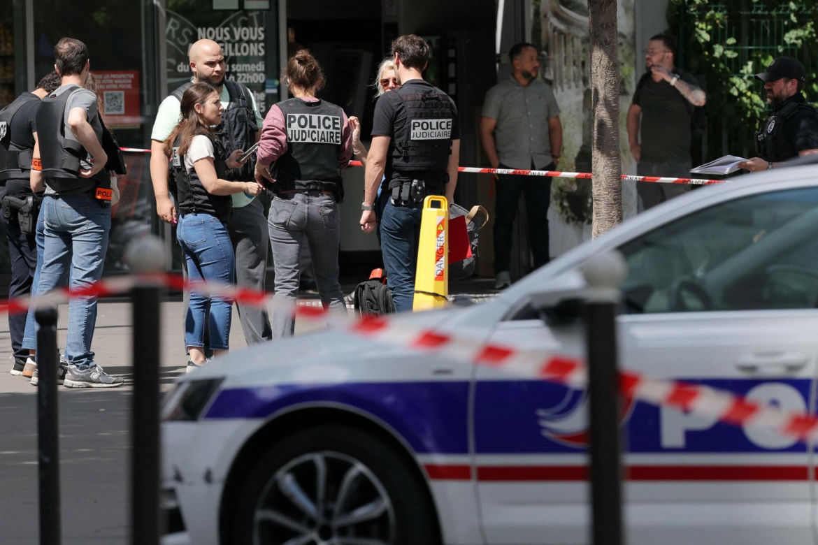 Krwawy atak w centrum Paryża. Nożownik rzucił się na kobiety, wszystko nagrała kamera