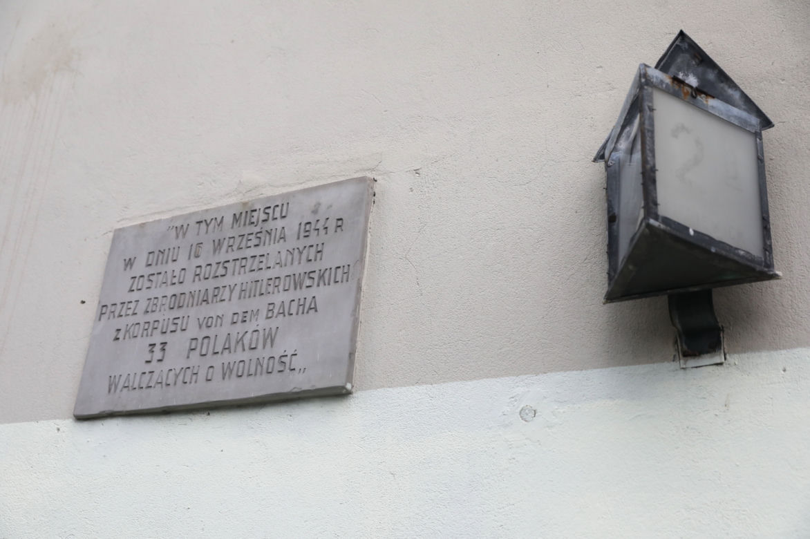 Tablica na budynku przy ul. Bieniewickiej 2B