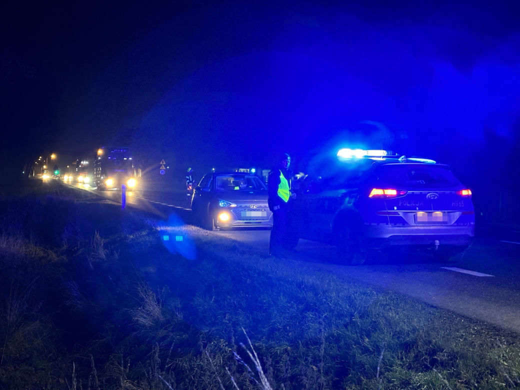 Horror na dk 92. Ciężarówka zmiotła pieszego. 30-latek walczy o życie w szpitalu
