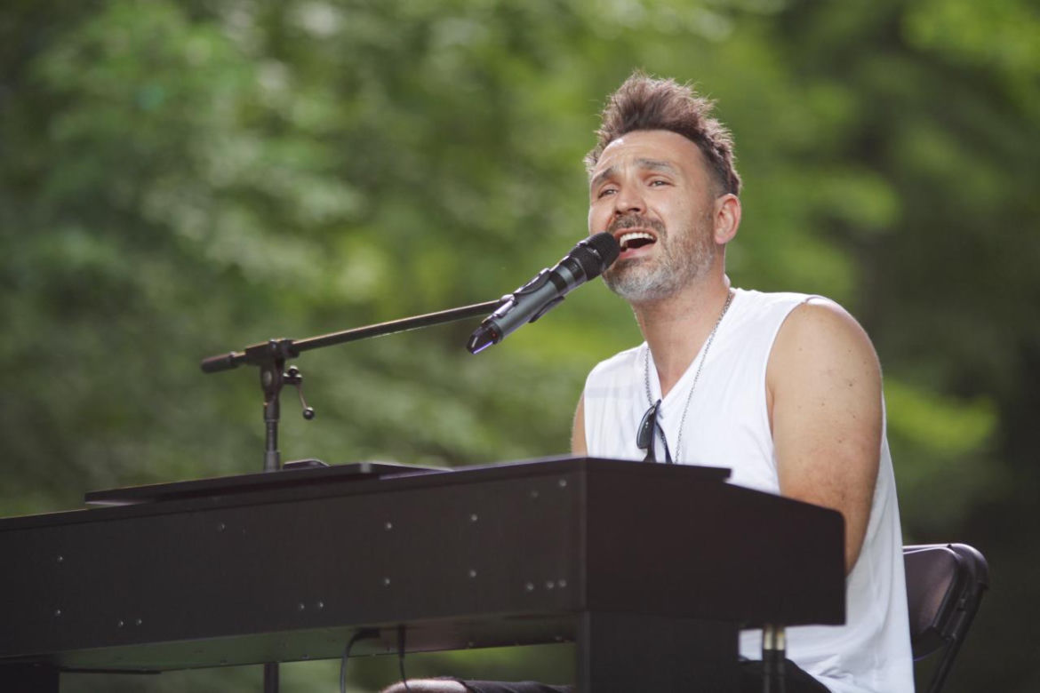 Niecodzienne sceny na warszawskim lotnisku. Zwycięzca "The Voice of Poland" zaśpiewał hymn czasów PRL-u 