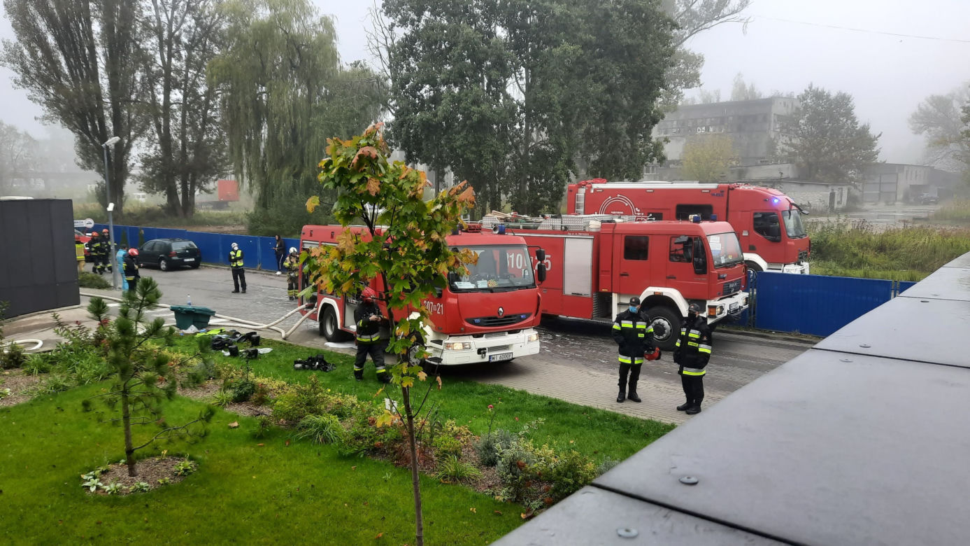 Górczewska: zapalił się samochód w garażu podziemnym. Na miejscu 45 strażaków