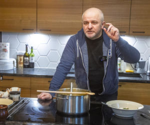 Paweł Kowal z synem gotują kartoflankę