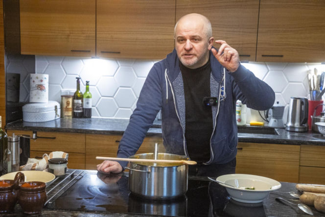 Paweł Kowal z synem gotują kartoflankę