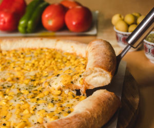 Pizza z ciągnącym serem w brzegach. Lepsza niż na mieście