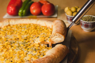 Pizza z ciągnącym serem w brzegach. Lepsza niż na mieście