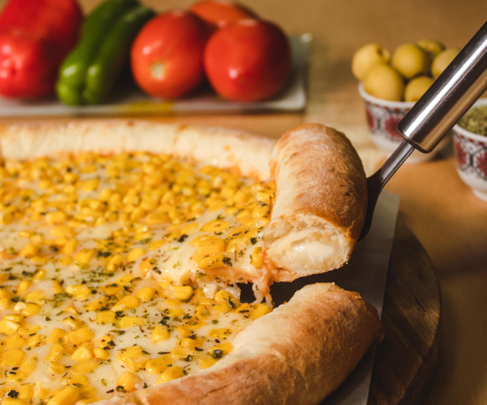 Pizza z ciągnącym serem w brzegach. Lepsza niż na mieście