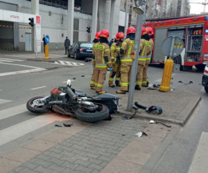 Koszmarny wypadek na ul. Białostockiej w Warszawie. Motocyklista trafił do szpitala
