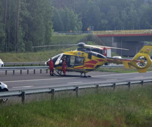 Zderzenie trzech aut na S7 pod Rychnowem. Na miejsce wezwano śmigłowiec LPR
