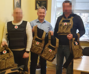 pojechał zawieźć kamizelki na Ukrainę