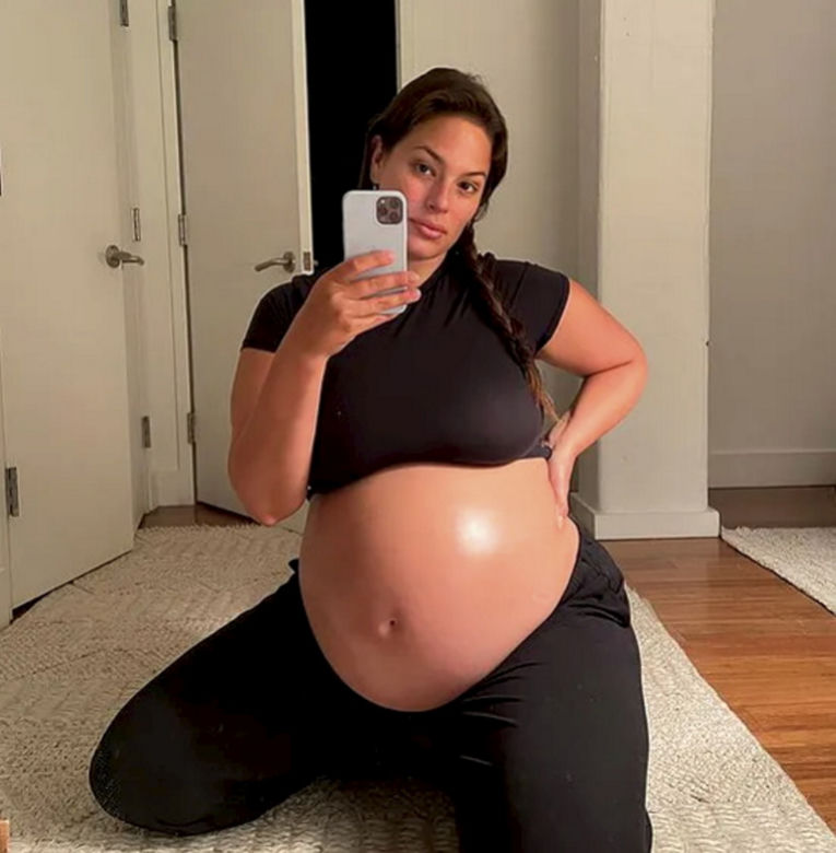 Piękna Ashley Graham pozuje nago. Z dumą prezentuje rozstępy