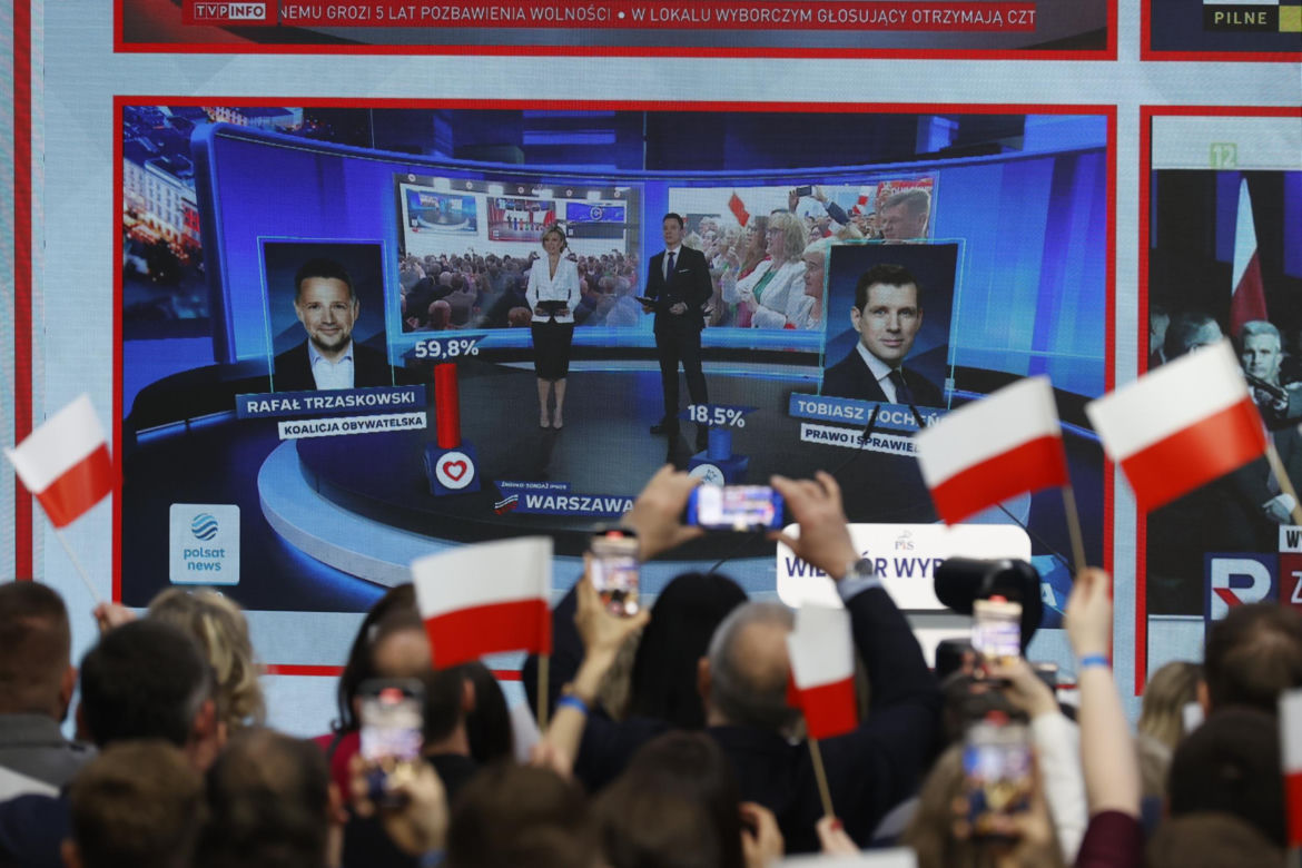 Skromny poczęstunek w PiS. Tym karmili na wieczorze wyborczym