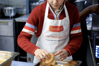 Książę George pomaga tacie