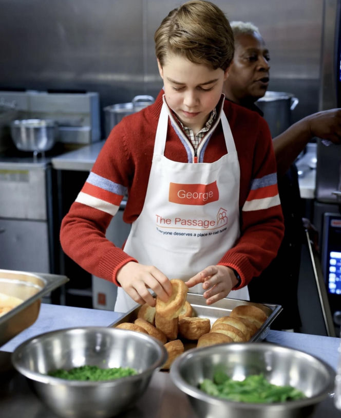 Książę George pomaga tacie