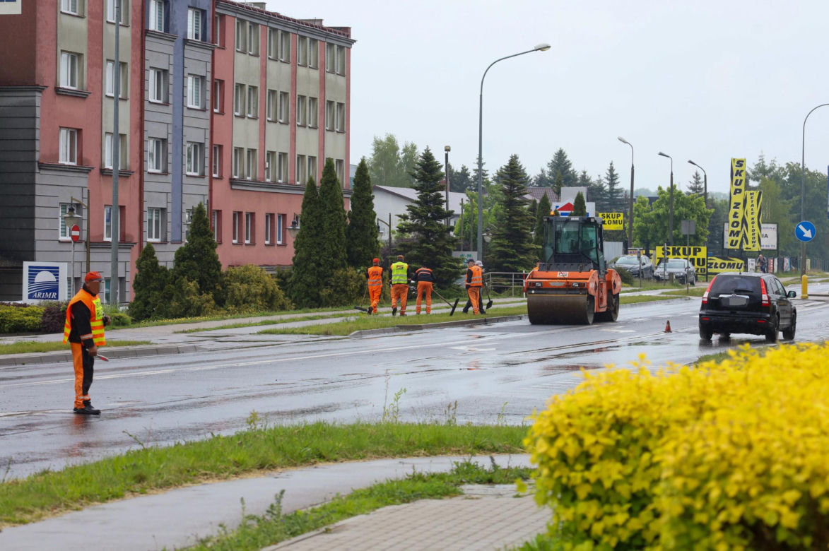 Robotnicy pracują w ulewę