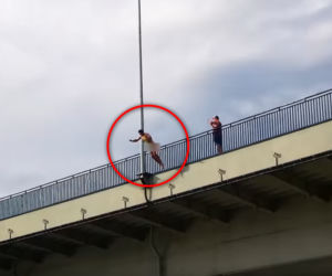 Młody mężczyzna z stroju Borata skoczył do Odry ryzykując życiem