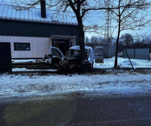 Horror na drodze w Białobieli. Auto owinęło się wokół drzewa! Trzy osoby w szpitalu