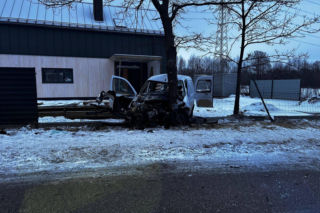 Horror na drodze w Białobieli. Auto owinęło się wokół drzewa! Trzy osoby w szpitalu
