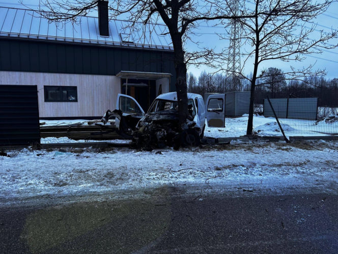 Horror na drodze w Białobieli. Auto owinęło się wokół drzewa! Trzy osoby w szpitalu