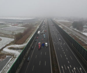 Śmiertelny wypadek na autostradzie. Renault uderzyło w bariery, potężne utrudnienia w ruchu