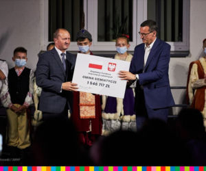 Premier Mateusz Morawiecki przyjechał na Podlasie i rozdaje czeki 