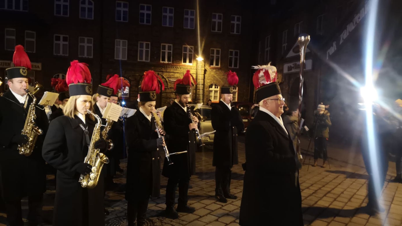 Barbórka na Nikiszowcu. Górnicza orkiestra w tym roku znów obudziła mieszkańców