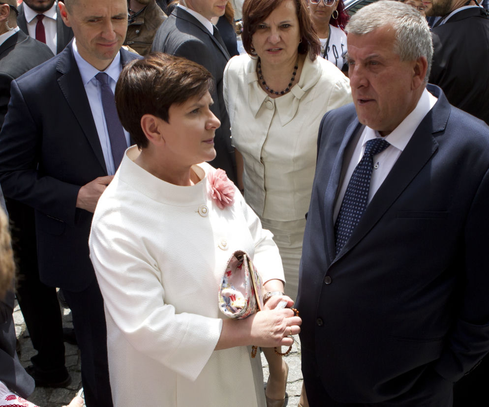 Premier pomogła szkole męża