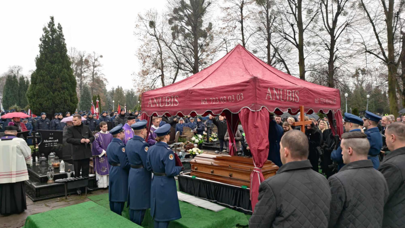  Wrocław. Ostatnie pożegnanie policjantów zastrzelonych na służbie. "Wasz tata jest bohaterem"