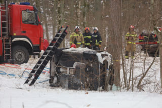 Poważny wypadek na Warmii i Mazurach. Lód paraliżuje region