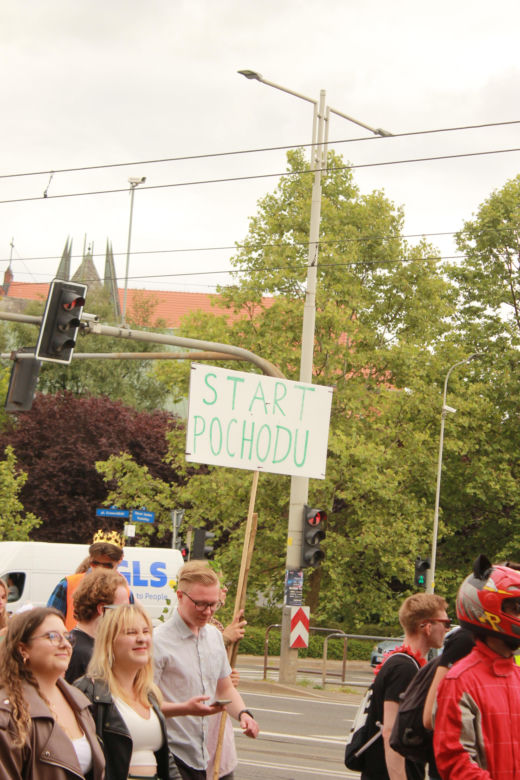 Studenci opanowali Wrocław. Pochód juwenaliowy przeszedł ulicami miasta. Było śpiewająco! [ZDJĘCIA]
