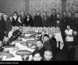 Wigilia dla najbiedniejszych dzieci z Żoliborza zorganizowane przez 30 Pułk Strzelców Kaniowskich w Warszawie (1934)