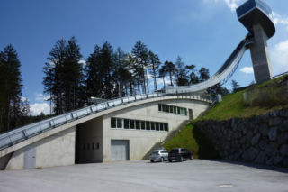 Architektoniczna ikona skoków narciarskich góruje nad Innsbruckiem. To Zaha Hadid zaprojektowała skocznię Bergisel