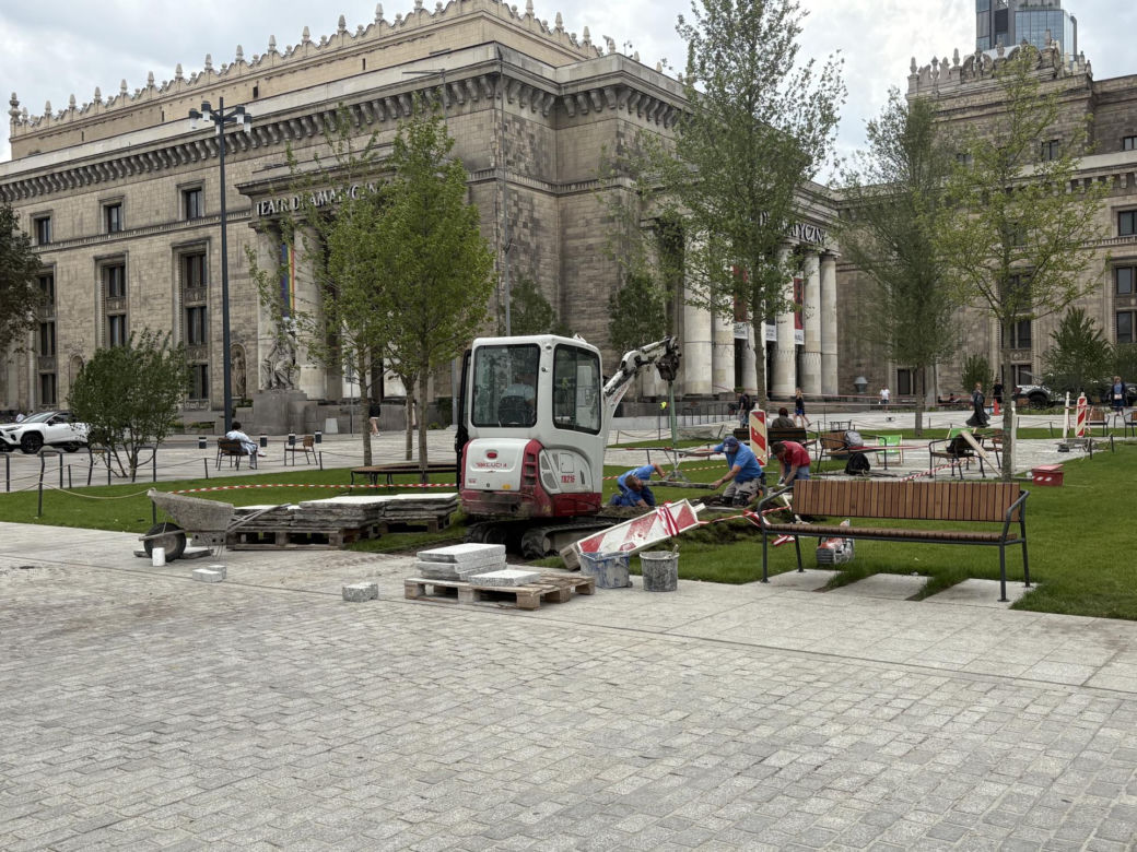 Absurd roku w Warszawie. Zrywają zieleń na nowym pl. Centralnym. Zamiast niej będzie beton