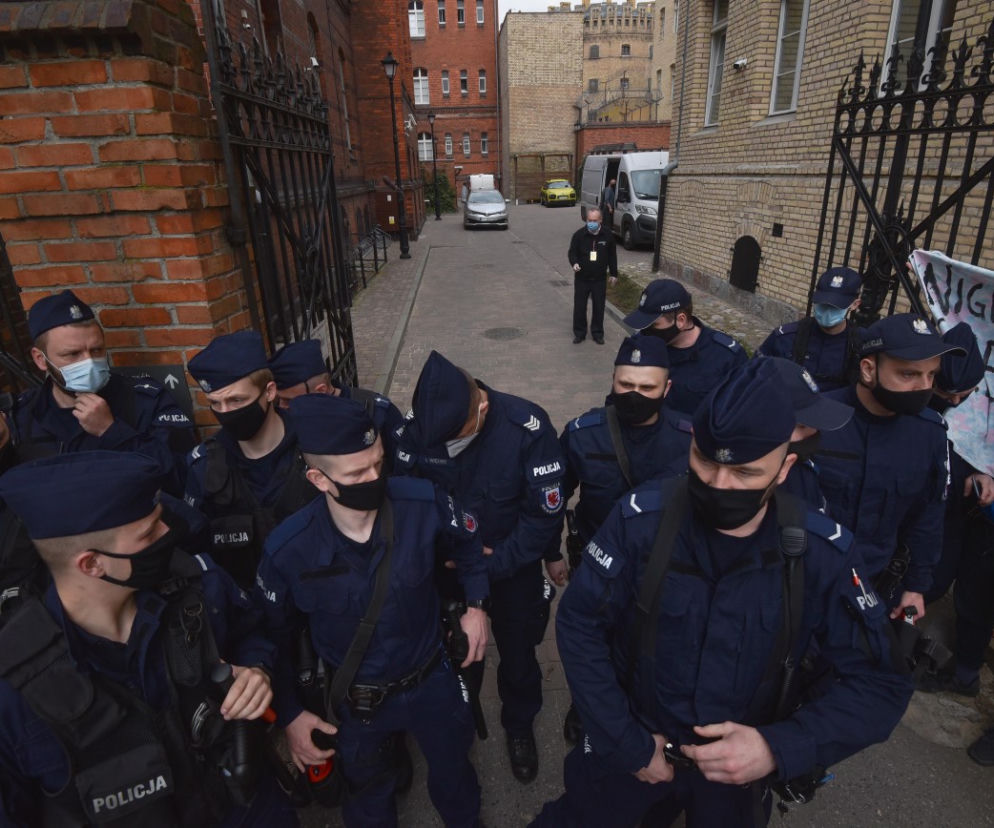 Przesłuchanie Rydzyka w Toruniu. Policja używa siły wobec dziennikarza