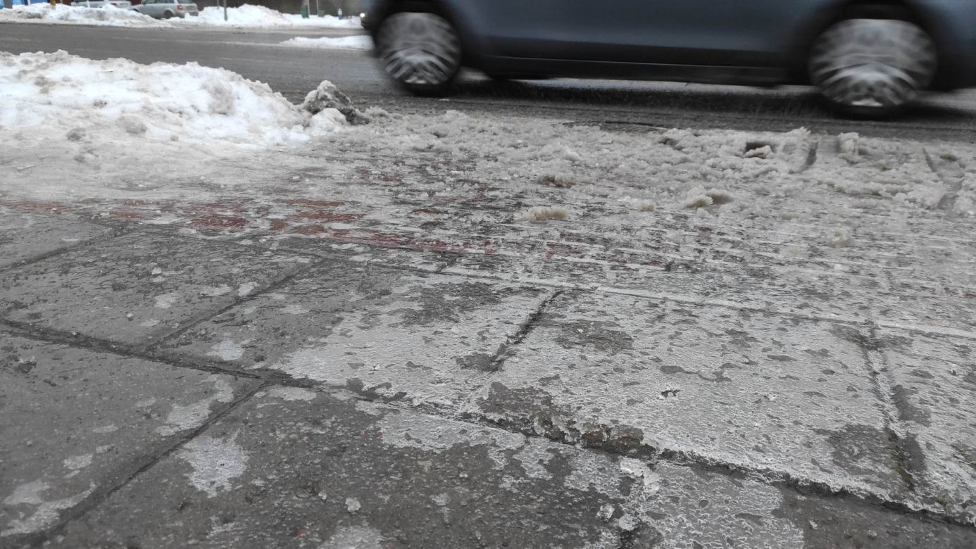 Gołoledź w Białymstoku. Jest potwornie ślisko! [20.12.22]